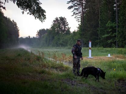 Un guardia lituano patrulla la frontera con Bielorrusia, el 10 de junio de 2021.