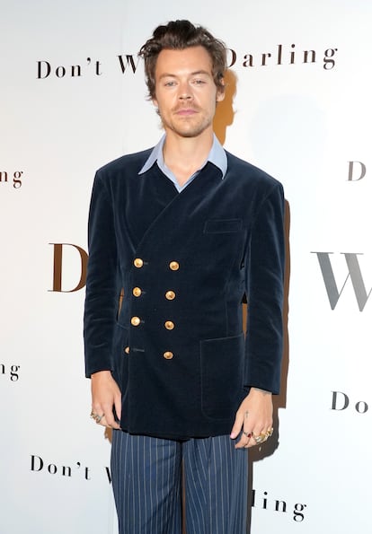 HARRY STYLES - El 2017 fue un muy buen año para Harry Styles: el integrante de One Direction no solo debutó en solitario con éxito, sino que consiguió un pequeño papel como un joven soldado en ‘Dunkerque’, la aclamada película de Christopher Nolan. Su carrera musical continuó viento en popa, pero no se puede decir lo mismo de sus siguientes incursiones en el cine. Su superheroica entrada en el Universo Cinematográfico de Marvel de la mano de ‘Eternals’ parece que quedará solamente en un cameo, debido a que la secuela del film no recibió luz verde. Su actuación al lado de Florence Pugh en ‘No te preocupes, querida’ no convenció a los críticos. “En la mayoría de las escenas parece un ciervo al que le han dado largas”, comentaron en 'The Daily Beast'. La estrella se metió en la piel de un policía homosexual en el armario en ‘My policeman’, que tuvo un estrenado limitado en cines antes de lanzarse en Prime Video en 2022. 'The Guardian' cuestionó la elección del músico como protagonista del film y su interpretación: “Se está ahogando y eso hunde la película a su alrededor”.