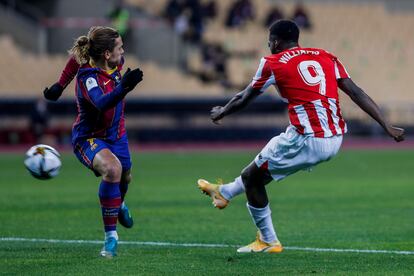 Williams chuta ante Griezmann en el disparo que supuso el triunfo del Athletic en la final de la Supercopa.