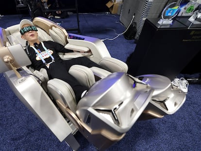 Una persona prueba la silla de masaje Phantom Neo este 7 de enero, durante la jornada previa de la feria CES de Las Vegas (EE UU).