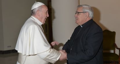 El papa Francisco saluda al arzobispo de Granada, Francisco Javier Martínez, en el Vaticano.