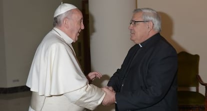 El papa Francisco saluda al arzobispo de Granada, Francisco Javier Mart&iacute;nez, en el Vaticano.