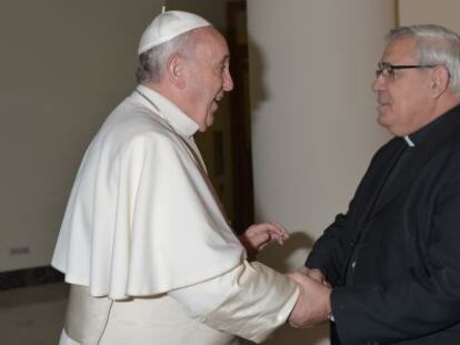 El papa Francisco saluda al arzobispo de Granada, Francisco Javier Mart&iacute;nez, en el Vaticano.