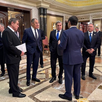 RIYADH (Saudi Arabia), 18/02/2025.- A handout photo made available by the Russian Foreign Ministry Press Service shows Russian Foreign Minister Sergey Lavrov (4-L) and Russian presidential aide Yury Ushakov (C) speak with U.S. Secretary of State Marco Rubio (2-R), U.S. National Security Advisor Mike Waltz (2-L), and U.S. Middle East envoy Steve Witkoff (R) after their meeting at Diriyah Palace in Riyadh, Saudi Arabia, 18 February 2025. The agenda of the meeting of the Russian presidential aide Yuri Ushakov, Russian Foreign Minister Sergey Lavrov with American officials in Riyadh on 18 February is devoted to the restoration of the entire range of bilateral relations, as well as the preparation of possible negotiations on the Ukrainian settlement, the Kremlin reported. (Rusia, Arabia Saudita) EFE/EPA/RUSSIAN FOREIGN MINISTRY PRESS SERVICE HANDOUT HANDOUT EDITORIAL USE ONLY/NO SALESHANDOUT EDITORIAL USE ONLY/NO SALES
