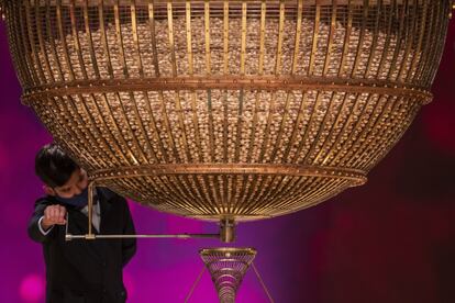 Un de niño de San Ildefonso junto a uno de los bombos durante la celebración del Sorteo Extraordinario de la Lotería de Navidad 2020, en el Teatro Real de Madrid.