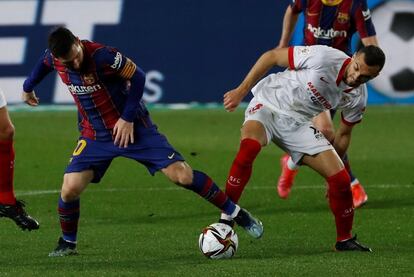 Messi (a la izquierda) y Jordán pelean por la pelota.