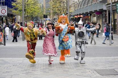 Los actores de la 'panto' 'Wizard of Never Woz', que se representa en el Pavilion Theatre Glasgow.