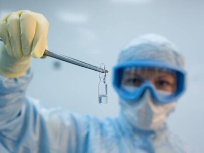 Una investigadora sostiene una dosis de la vacuna experimental rusa Sputnik V.