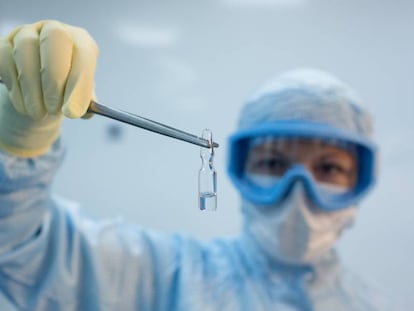 Uma pesquisadora segura uma dose da vacina experimental russa Sputnik V, desenvolvida pelo Instituto Gamaleya, em Moscou.