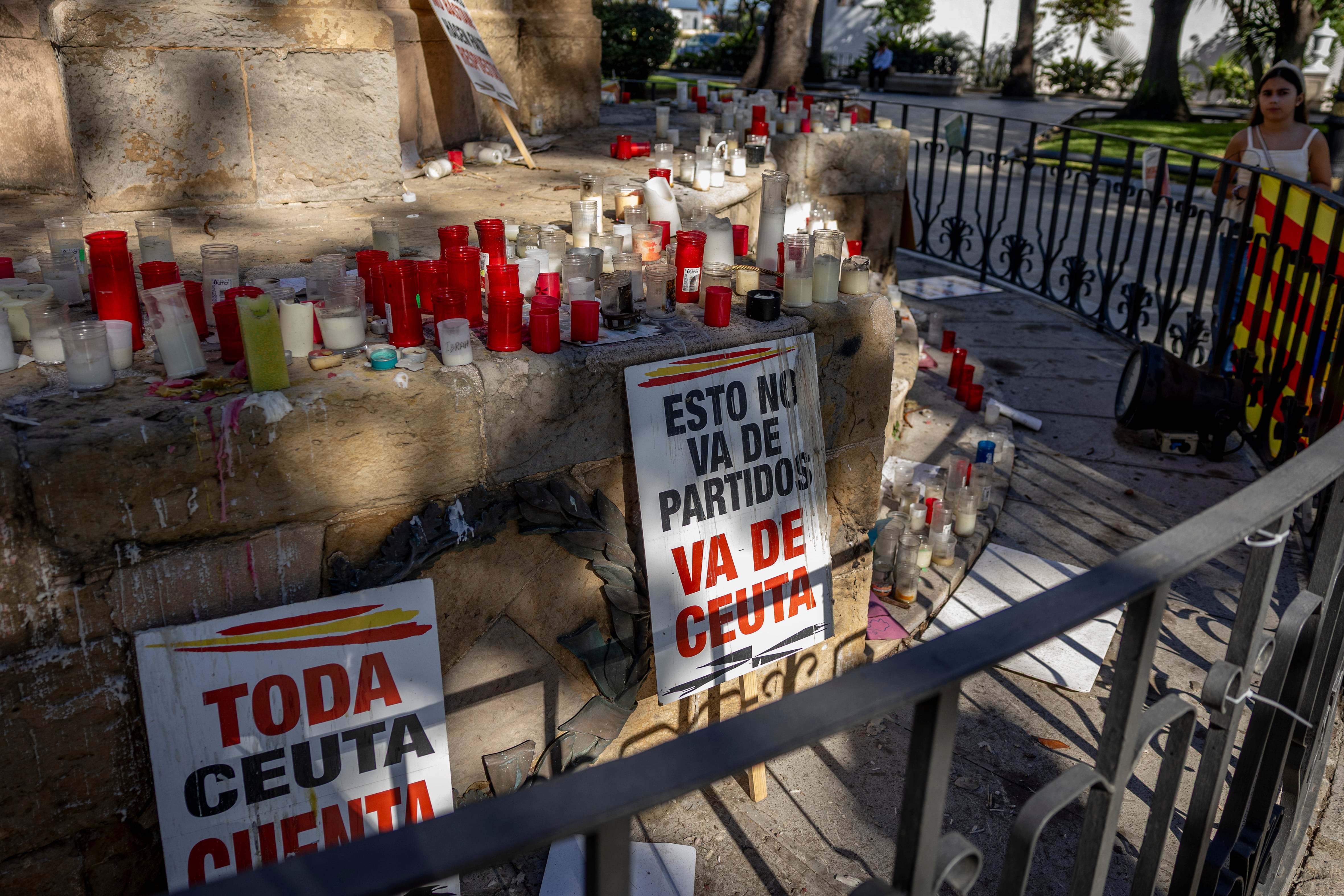 Velas y pancartas en el monumento a los caídos en la guerra de África, este lunes.