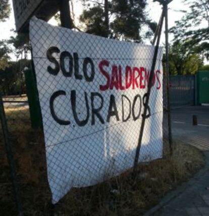 Pancarta de protesta en las rejas del Sanatorio Esquerdo.