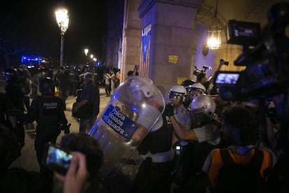 Intent d'assalt al Parlament després dels actes de l'aniversari de l'1 d'octubre.