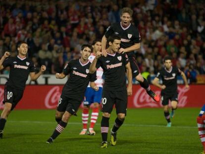 Los jugadores del Athletic celebran el primer gol.