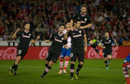 Los jugadores del Athletic celebran el primer gol.