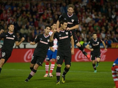 Los jugadores del Athletic celebran el primer gol.