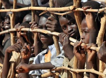 Un grupo de niños en un campo de refugiados de Darfur.