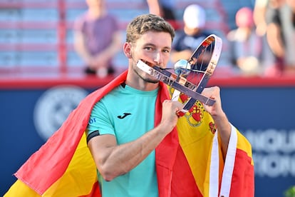 Pablo Carreño besa el trofeo de campeón.