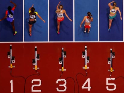 Vista cenital de la quinta ronda de 60 metros vallas femenino, el 2 de marzo.
