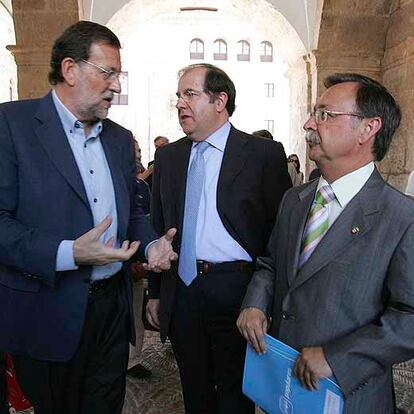 Rajoy, con Herrera y Vivas, presidentes de Castilla y León y de Ceuta.