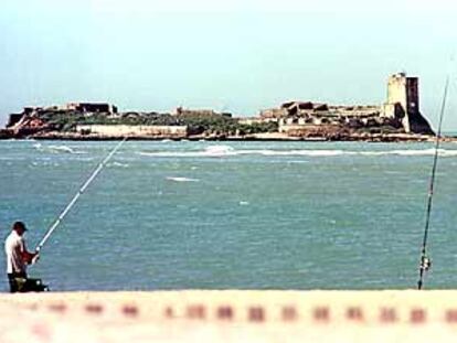 Un pescador, frente a la isla de Sancti Petri.