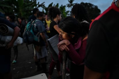 Las posibilidades de morir en la travesía llegan desde múltiples frentes: ahogados o arrastrados por los ríos crecidos que deben cruzar.