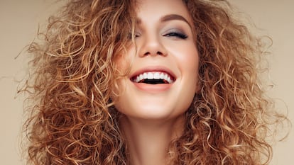 metodo curly, metodo curly girl, metodo curly hair, Qué es el método curly hair, ¿Cómo empezar el Método Curly Girl?, ¿Qué productos usar para el metodo Curly Girl?, ¿Cómo saber si un producto es apto para el método Curly Girl?, ¿Qué es el Leave in en el metodo Curly?, opiniones método curly girl, método curly pasos, método curly productos