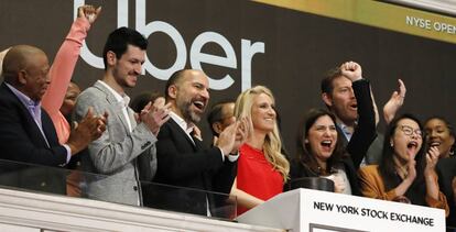 Dara Khosrowshahi, CEO de Uber (tercero por la izquierda), toca la campana de la Bolsa de Nueva York el d&iacute;a de la salida a Bolsa de la empresa