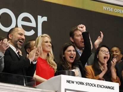 Dara Khosrowshahi, CEO de Uber (tercero por la izquierda), toca la campana de la Bolsa de Nueva York el d&iacute;a de la salida a Bolsa de la empresa