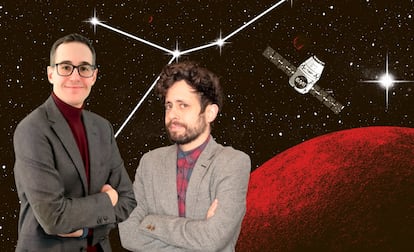 Xavi Puig y Kike García, creadores de la web satírica 'El Mundo Today', posan flotando en el espacio.