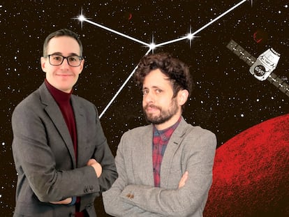 Xavi Puig y Kike García, creadores de la web satírica 'El Mundo Today', posan flotando en el espacio.