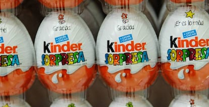 Varias unidades de huevo kinder sorpresa, del Grupo Ferrro. 