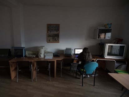 Una joven accede a Internet en el ordenandor del Telecentro de Molinos de Duero (Soria).