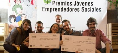 José Manuel Olmedo y su equipo posan con el premio