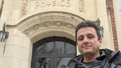 El astrofísico español Eduardo Guerras, en la Universidad de Oklahoma (EE UU).