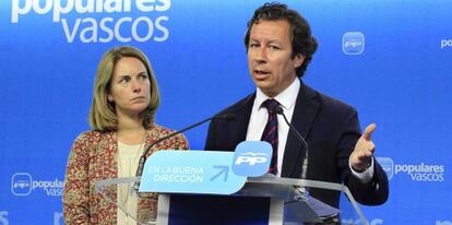 El vicesecretario de Organización del PP, Carlos Floriano, y la presidenta de los populares vascos, Arantza Quiroga, este miércoles en Bilbao.