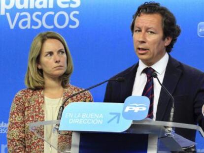 El vicesecretario de Organización del PP, Carlos Floriano, y la presidenta de los populares vascos, Arantza Quiroga, este miércoles en Bilbao.