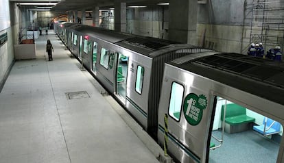 Trem da linha 2-Verde em esta&ccedil;&atilde;o ainda em obra, em foto de 2007.