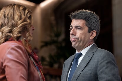 El presidente de la Generalitat, Carlos Mazón, durante el acto celebrado en el Palau de la Generalitat donde se ha anunciado que la Copa del Rey se celebrará en sus próximas dos ediciones, las de 2026 y 2027, en el Roig Arena de València. En la imagen junto a la alcaldesa de Valencia Maria José Catalá.