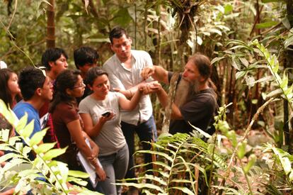 El biólogo estadounidense Chris Canaday (derecha) muestra una planta a visitantes del Parque Etnobotánico Omaere, en Puyo (Ecuador)