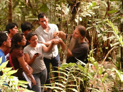 El biólogo estadounidense Chris Canaday (derecha) muestra una planta a visitantes del Parque Etnobotánico Omaere, en Puyo (Ecuador)