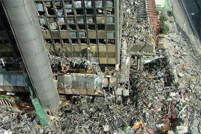 Toneladas de cristales, hierros y escombros a los pies del rascacielos incendiado.