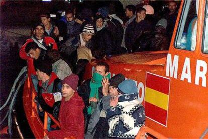 Inmigrantes interceptados frente a Granada, a bordo del barco de Salvamento Marítimo que los recogió.