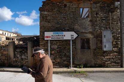 Señal de tráfico en Brandilanes. El pueblo se encuentra a veinte minutos en coche de Alcañices y Miranda do Douro (Portugal), las dos cabeceras más importantes de la zona.
