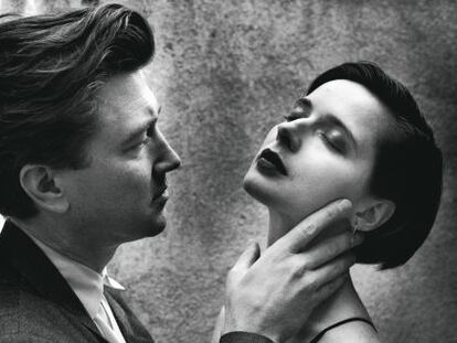 El productor de cine David Lynch junto a la actriz Isabella Rossellini.