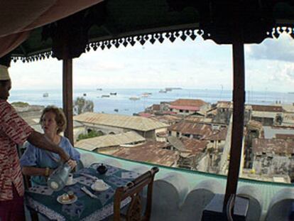 Vista de la ciudad y la bahía, desde un restaurante de Zanzíbar.