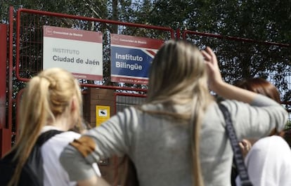 Alumnas en el instituto Ciudad de Jaén, el lunes.