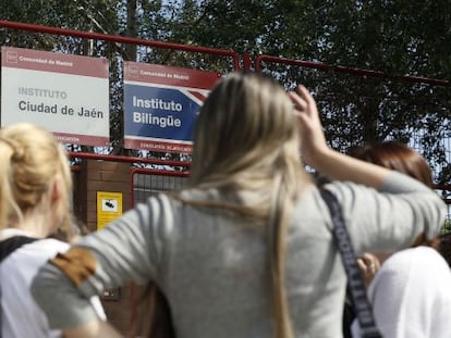 Alumnas en el instituto Ciudad de Jaén, el lunes.