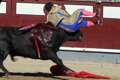 Rafaelillo sufrió una espectacular voltereta en su primer toro y continuó la lidia.