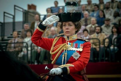 Olivia Coleman caracterizada como la reina Isabel II en 'The Crown'.
