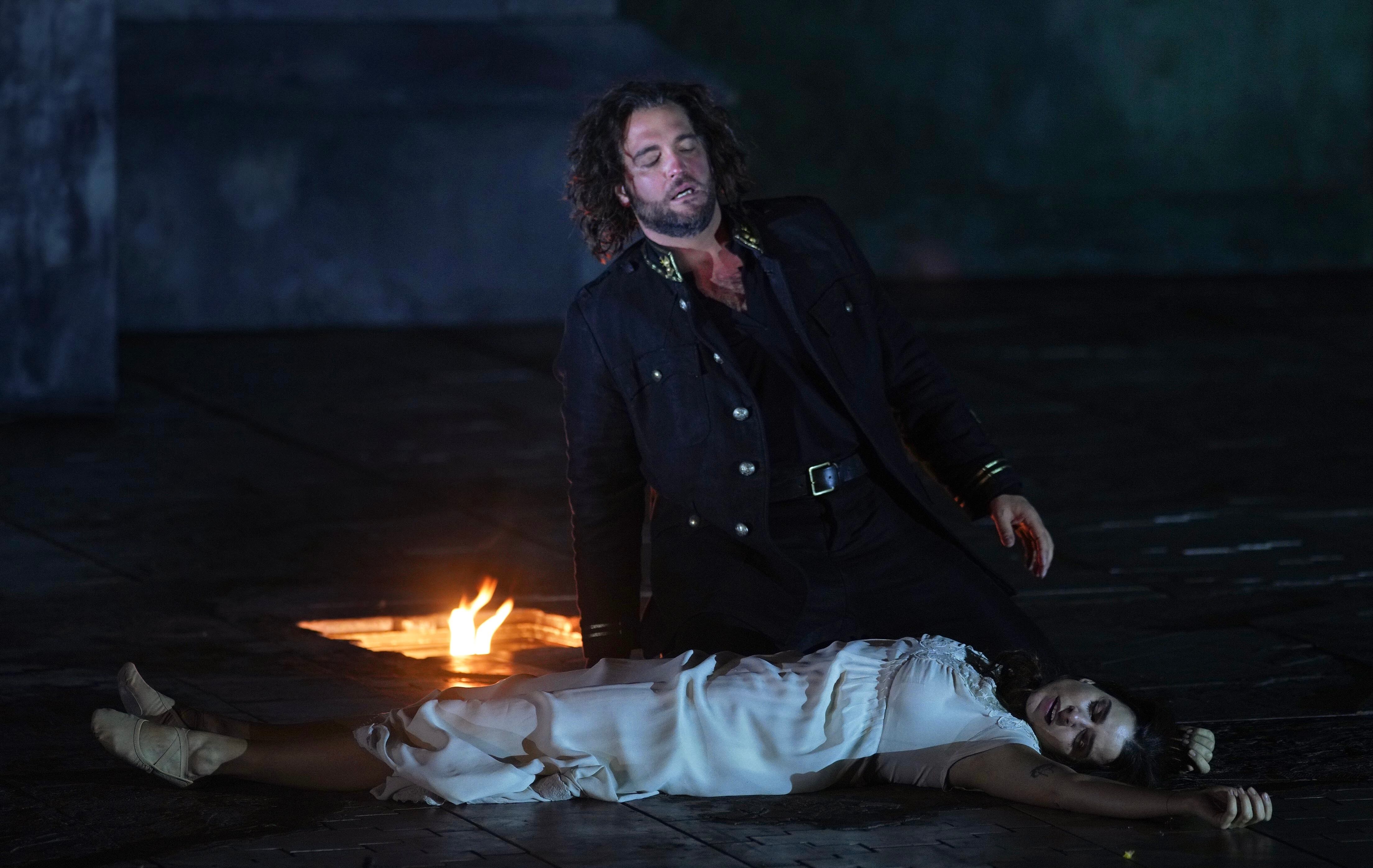El tenor Brian Jagde y la soprano Asmik Grigorian durante la escena del asesinato de Desdémona en ‘Otello’ de Verdi, el 19 de septiembre en el Teatro Real